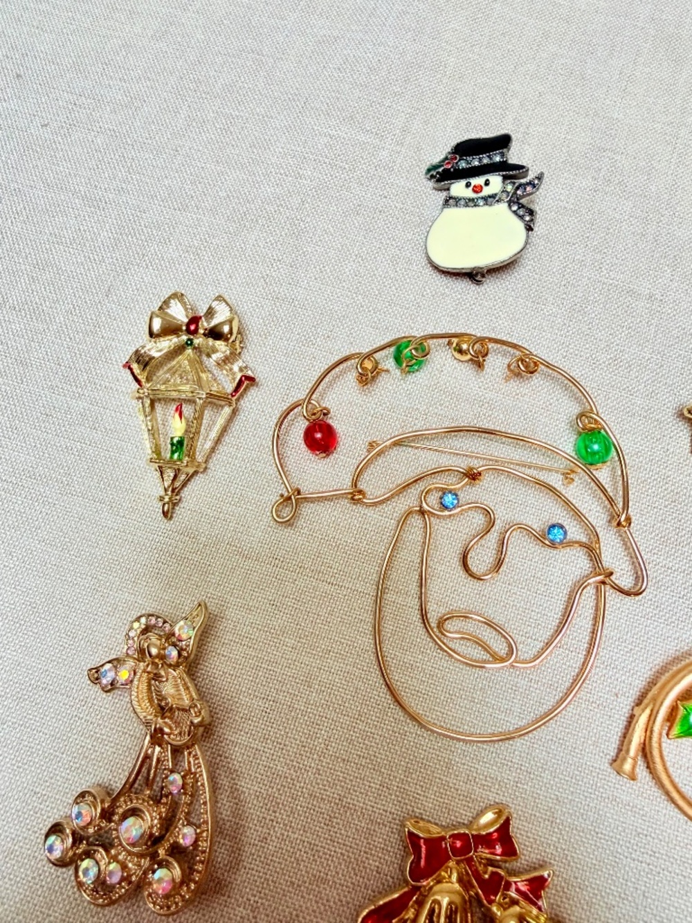 Large Set of 13 Winter Holiday Christmas Pins Brooches Vintage - Picture 3 of 12